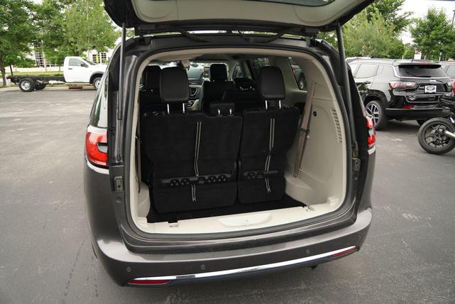 Photo of 2023 Granite Crystal Metallic Clearcoat Chrysler Pacifica