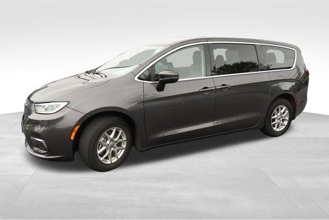 Photo of 2023 Granite Crystal Metallic Clearcoat Chrysler Pacifica
