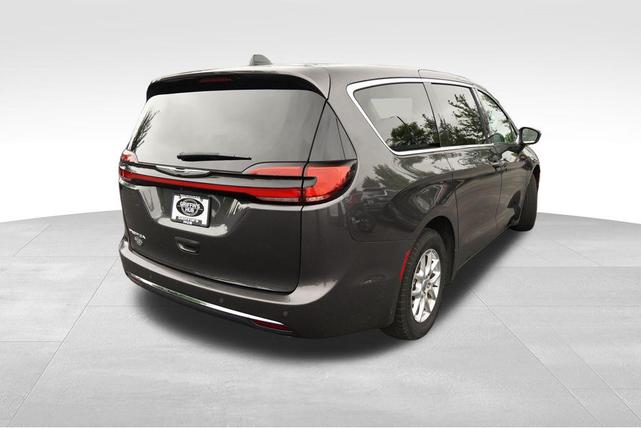 Photo of 2023 Granite Crystal Metallic Clearcoat Chrysler Pacifica
