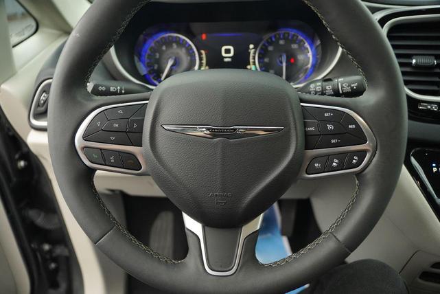 Photo of 2023 Granite Crystal Metallic Clearcoat Chrysler Pacifica