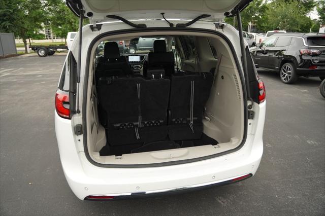 Photo of 2023 Bright White Clearcoat Chrysler Pacifica