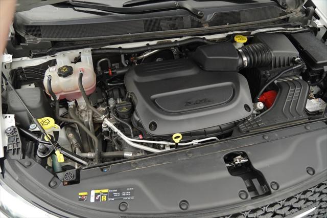 Photo of 2023 Bright White Clearcoat Chrysler Pacifica