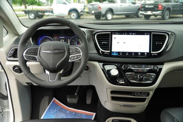 Photo of 2023 Bright White Clearcoat Chrysler Pacifica