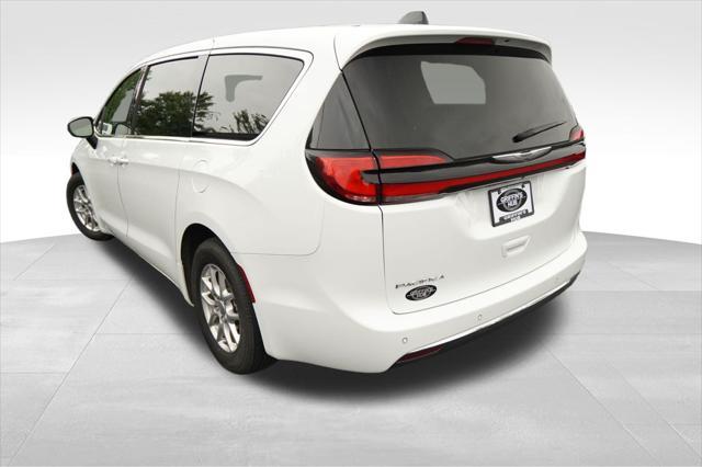 Photo of 2023 Bright White Clearcoat Chrysler Pacifica