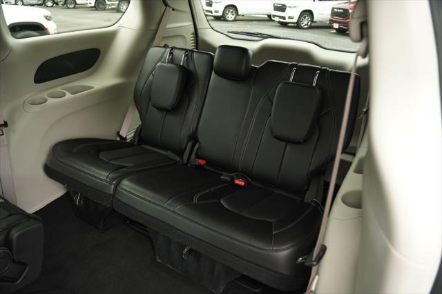 Photo of 2023 Bright White Clearcoat Chrysler Pacifica
