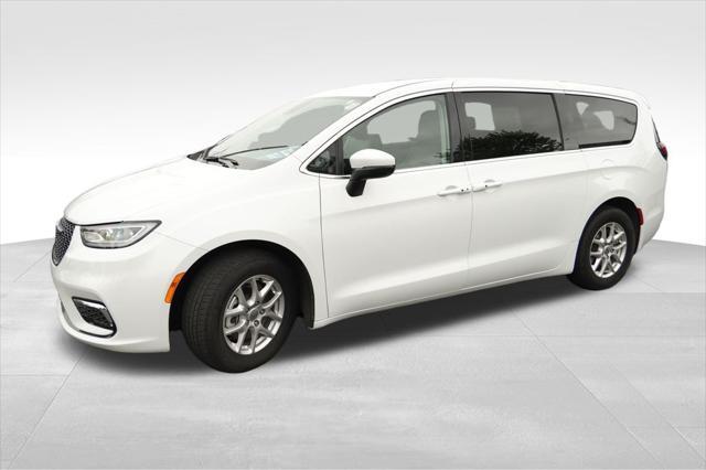 Photo of 2023 Bright White Clearcoat Chrysler Pacifica