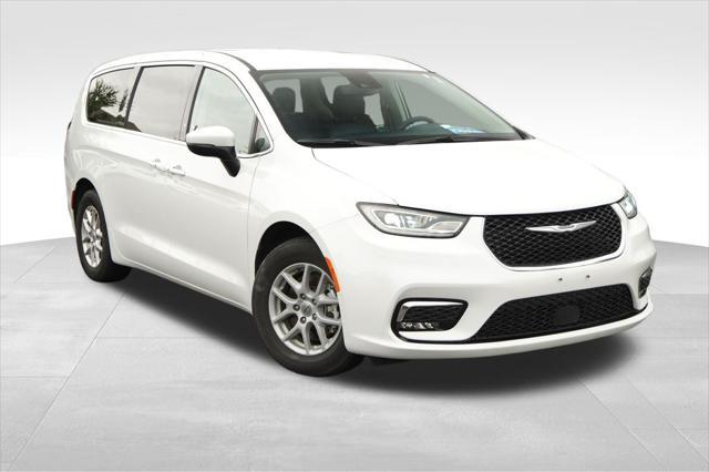 Photo of 2023 Bright White Clearcoat Chrysler Pacifica