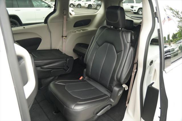Photo of 2023 Bright White Clearcoat Chrysler Pacifica