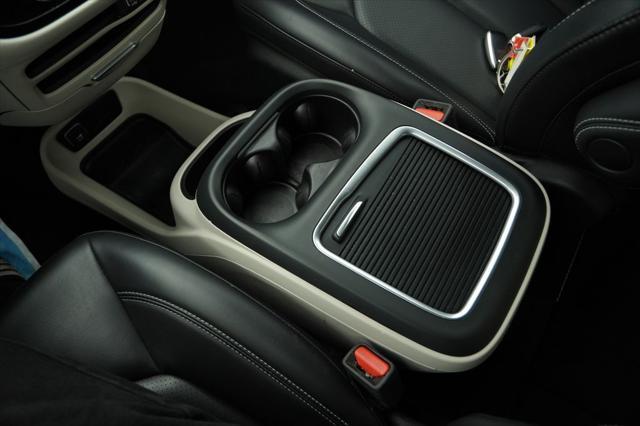 Photo of 2023 Bright White Clearcoat Chrysler Pacifica