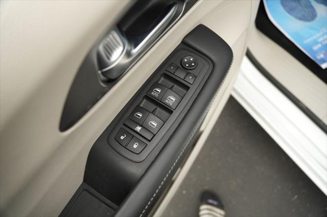 Photo of 2023 Bright White Clearcoat Chrysler Pacifica