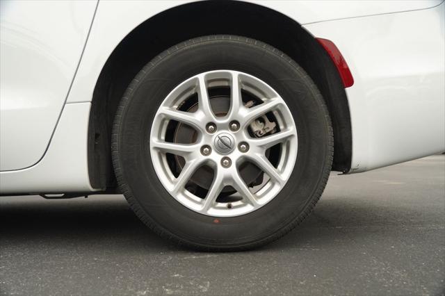 Photo of 2023 Bright White Clearcoat Chrysler Pacifica