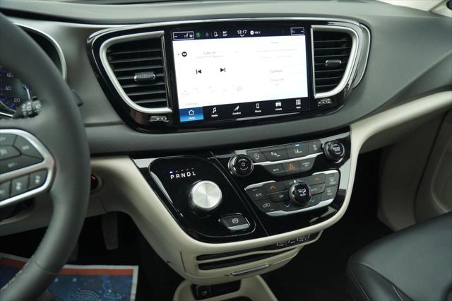 Photo of 2023 Bright White Clearcoat Chrysler Pacifica