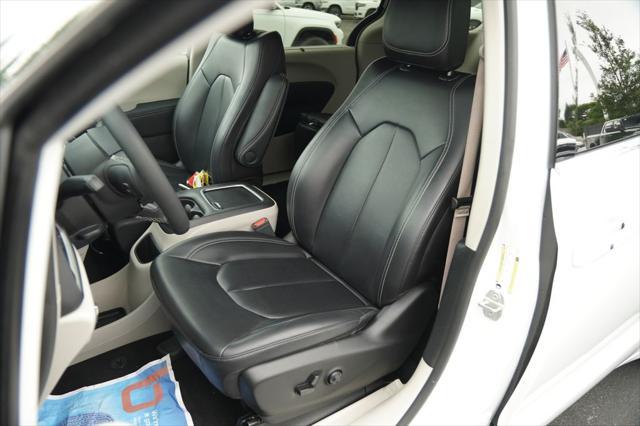 Photo of 2023 Bright White Clearcoat Chrysler Pacifica