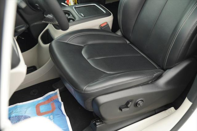 Photo of 2023 Bright White Clearcoat Chrysler Pacifica