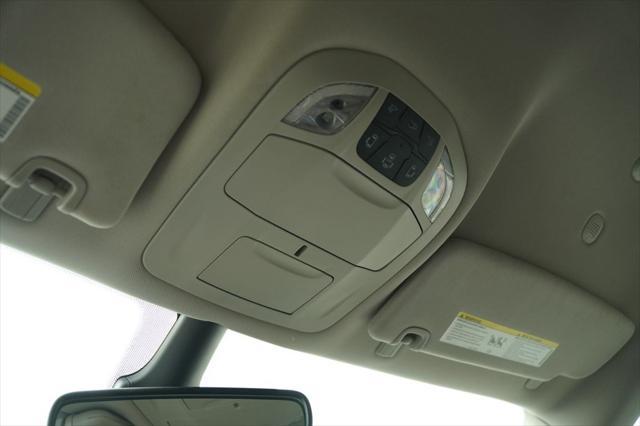 Photo of 2023 Bright White Clearcoat Chrysler Pacifica