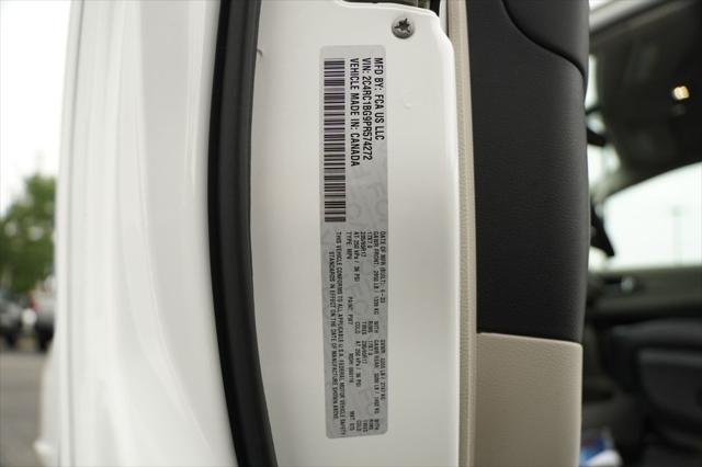 Photo of 2023 Bright White Clearcoat Chrysler Pacifica
