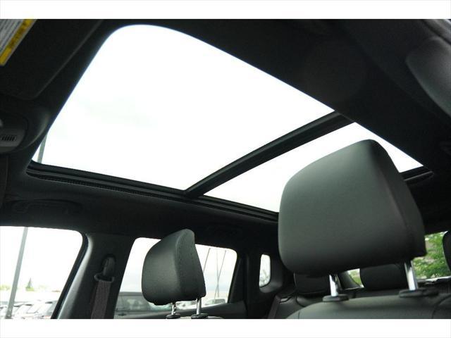 Photo of 2025 Diamond Black Crystal Pearlcoat Jeep Compass