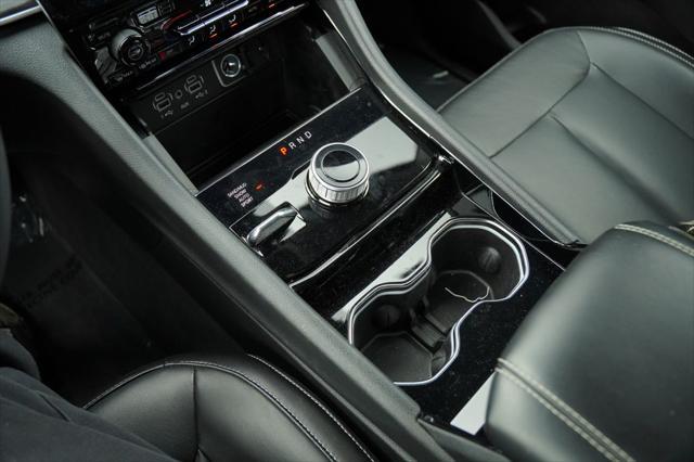Photo of 2023 Diamond Black Crystal Pearlcoat Jeep Grand Cherokee L