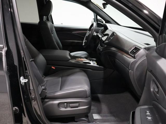 Photo of 2025 Crystal Black Pearl Honda Passport