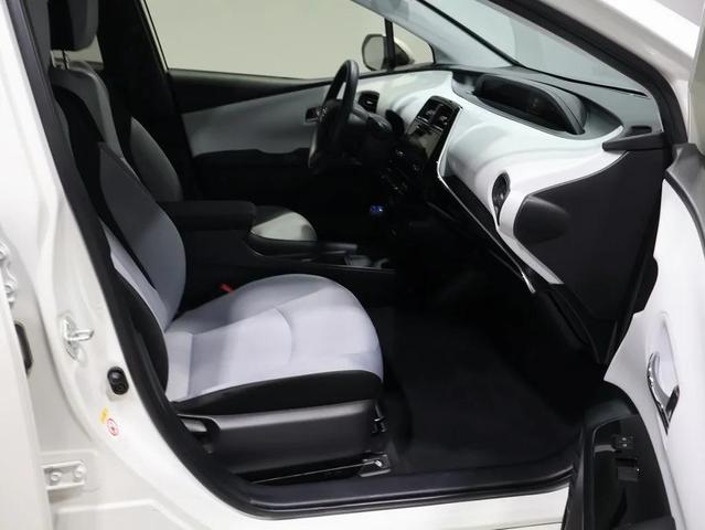 Photo of 2019 Blizzard Pearl Toyota Prius