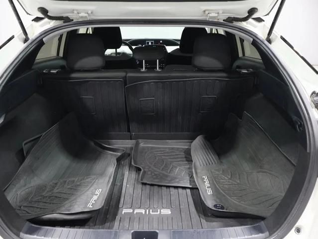 Photo of 2019 Blizzard Pearl Toyota Prius
