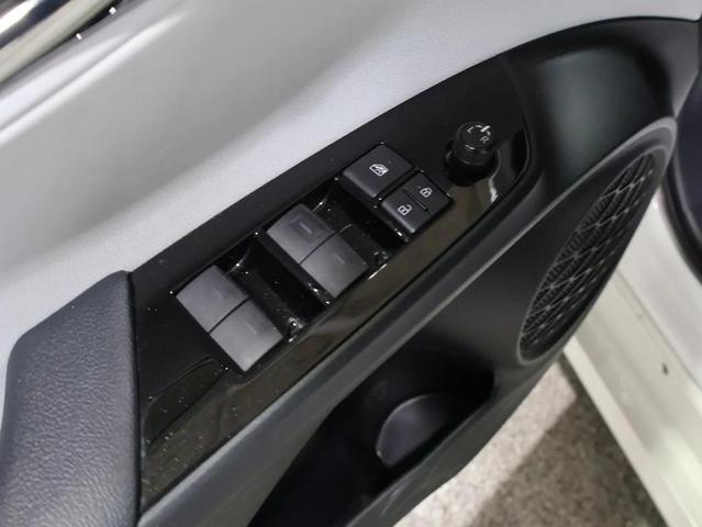 Photo of 2019 Blizzard Pearl Toyota Prius