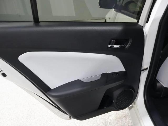 Photo of 2019 Blizzard Pearl Toyota Prius