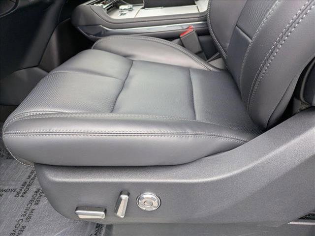 Photo of 2025 Infinite Black Metallic Clearcoat Lincoln Navigator
