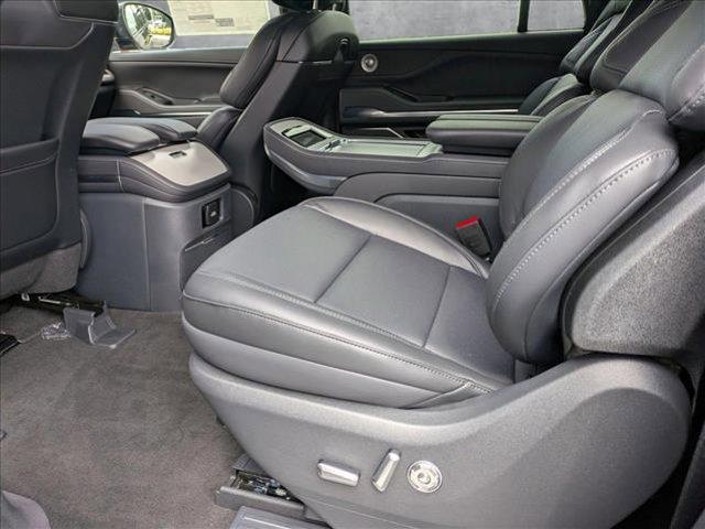 Photo of 2025 Infinite Black Metallic Clearcoat Lincoln Navigator