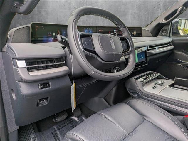 Photo of 2025 Infinite Black Metallic Clearcoat Lincoln Navigator