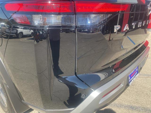 Photo of 2023 Super Black Nissan Pathfinder