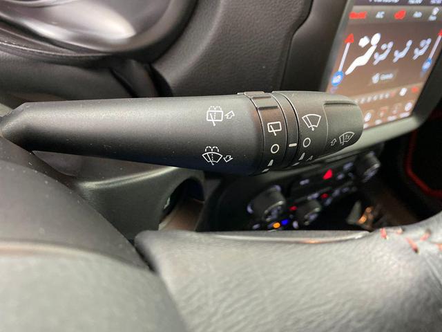 Photo of 2021 Alpine White Clearcoat Jeep Renegade