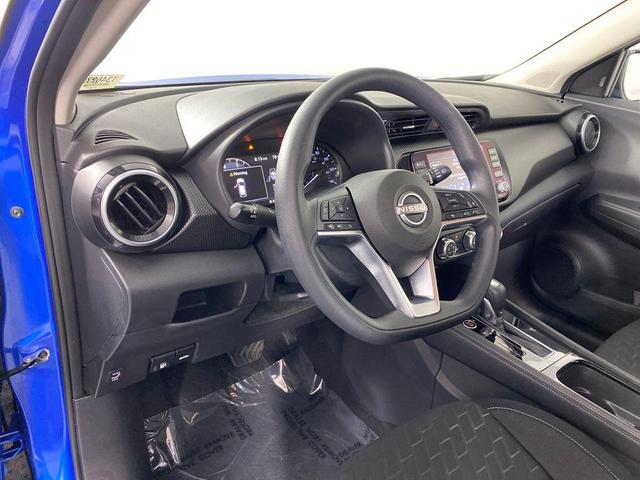 Photo of 2024 Electric Blue Metallic Nissan Kicks