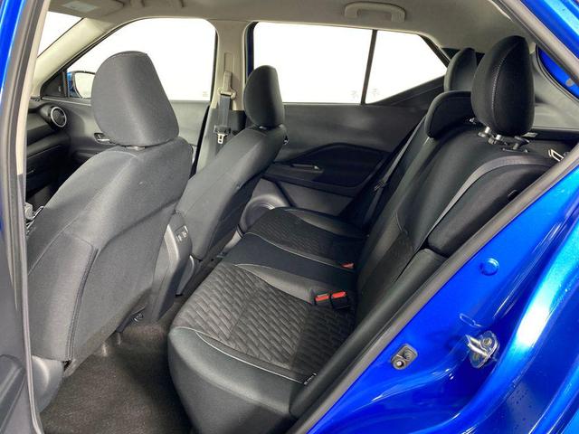 Photo of 2024 Electric Blue Metallic Nissan Kicks