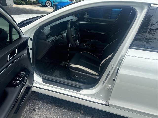 Photo of 2025 Snow White Pearl Kia K5