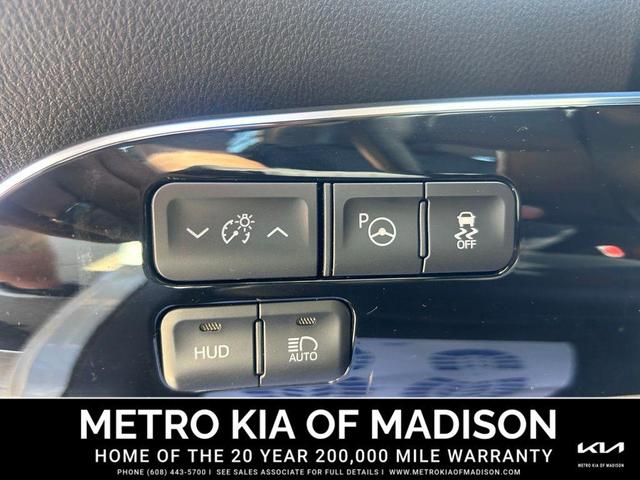 Photo of 2018 White Toyota Prius