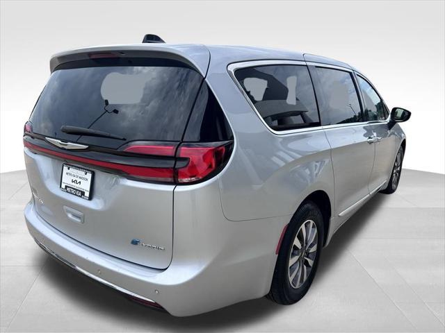 Photo of 2023 Silver Mist Clearcoat Chrysler Pacifica Hybrid