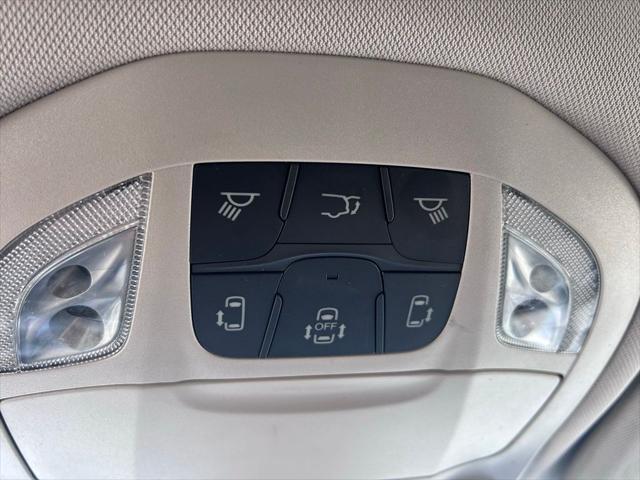 Photo of 2023 Silver Mist Clearcoat Chrysler Pacifica Hybrid