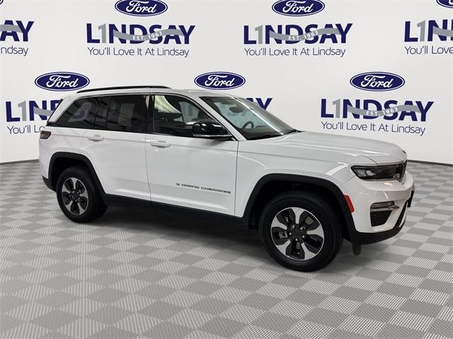 Photo of 2024 Bright White Clearcoat Jeep Grand Cherokee