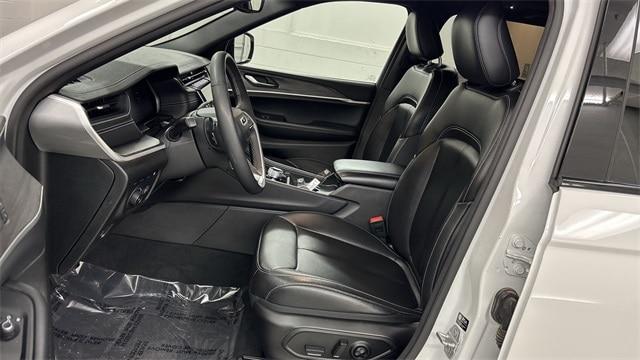 Photo of 2024 Bright White Clearcoat Jeep Grand Cherokee