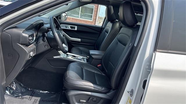 Photo of 2022 STAR WHITE MET TRI-COAT Ford Explorer