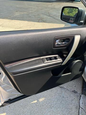 Photo of 2010 Silver Nissan Rogue