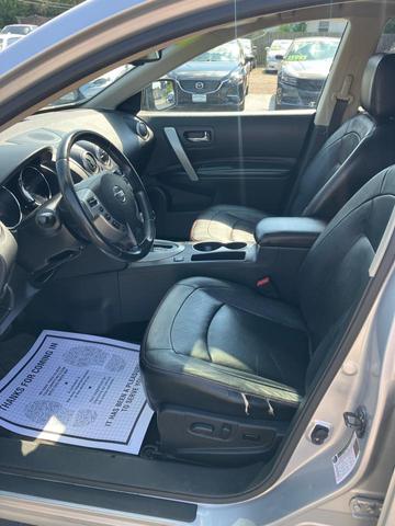 Photo of 2010 Silver Nissan Rogue