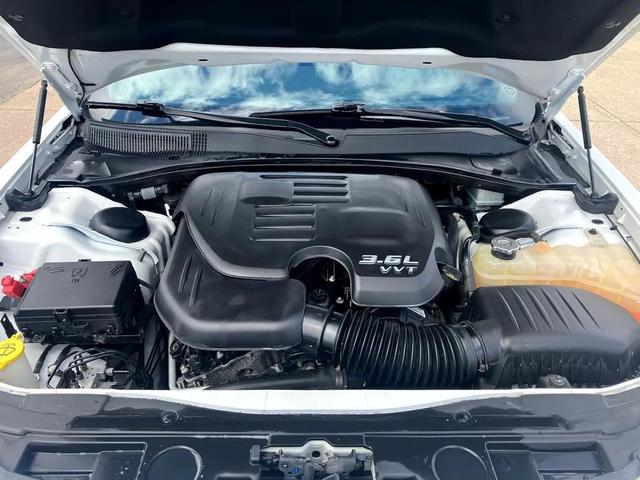 Photo of 2017 White Chrysler 300