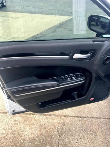 Photo of 2017 White Chrysler 300