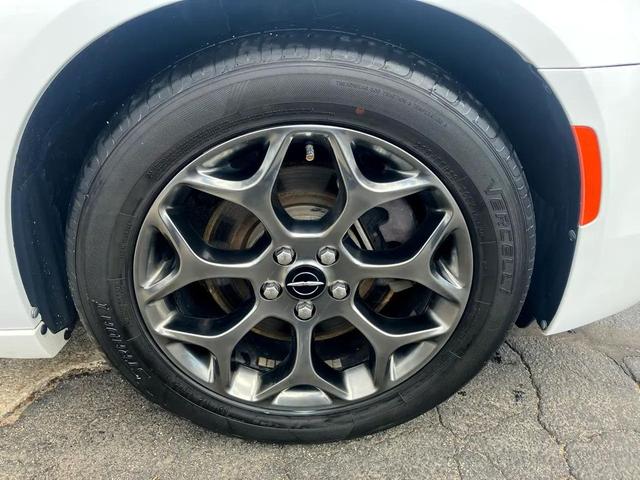 Photo of 2017 White Chrysler 300