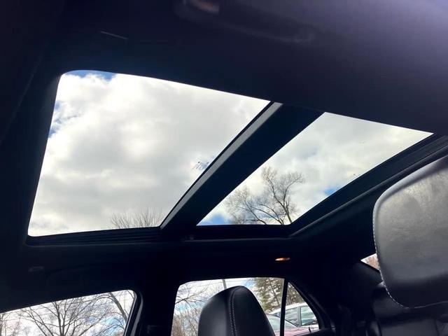 Photo of 2017 White Chrysler 300