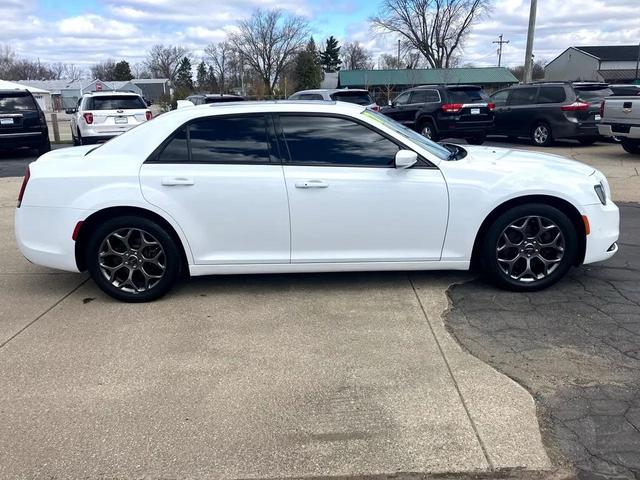 Photo of 2017 White Chrysler 300