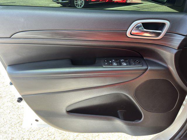 Photo of 2021 Bright White Clearcoat Jeep Grand Cherokee
