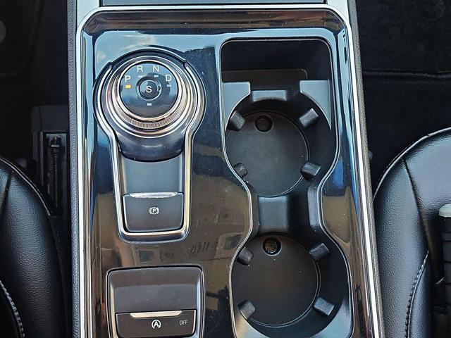 Photo of 2020 Oxford White Ford Edge